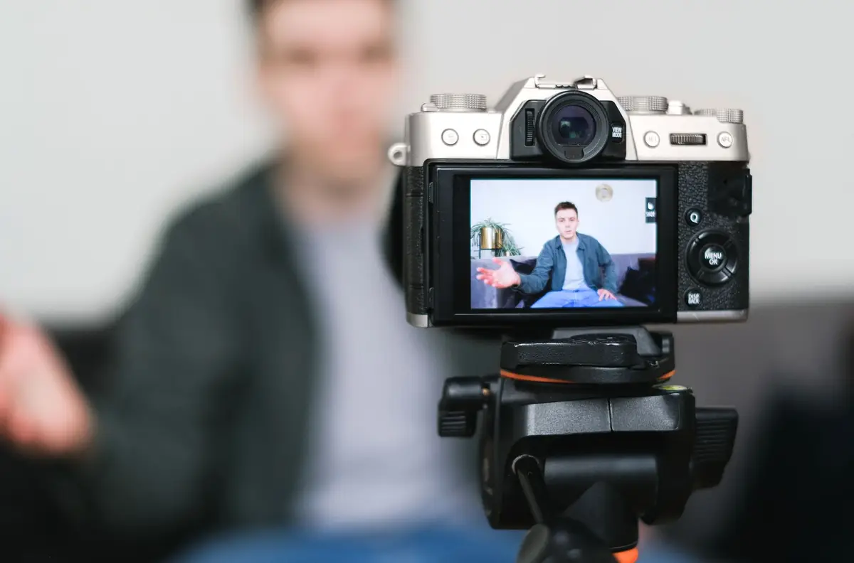 Homme filmant une vidéo avec une caméra sur trépied